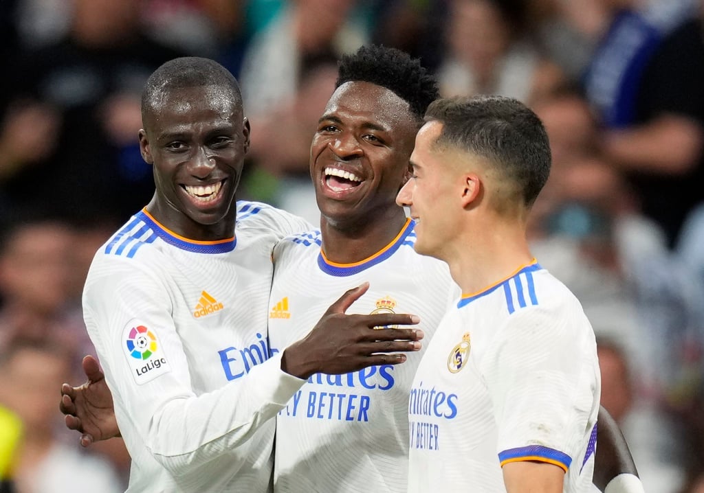 Vinicius Junior (M) von Real Madrid feiert mit seinen Mannschaftskameraden das 5:0 gegen UD Levante.