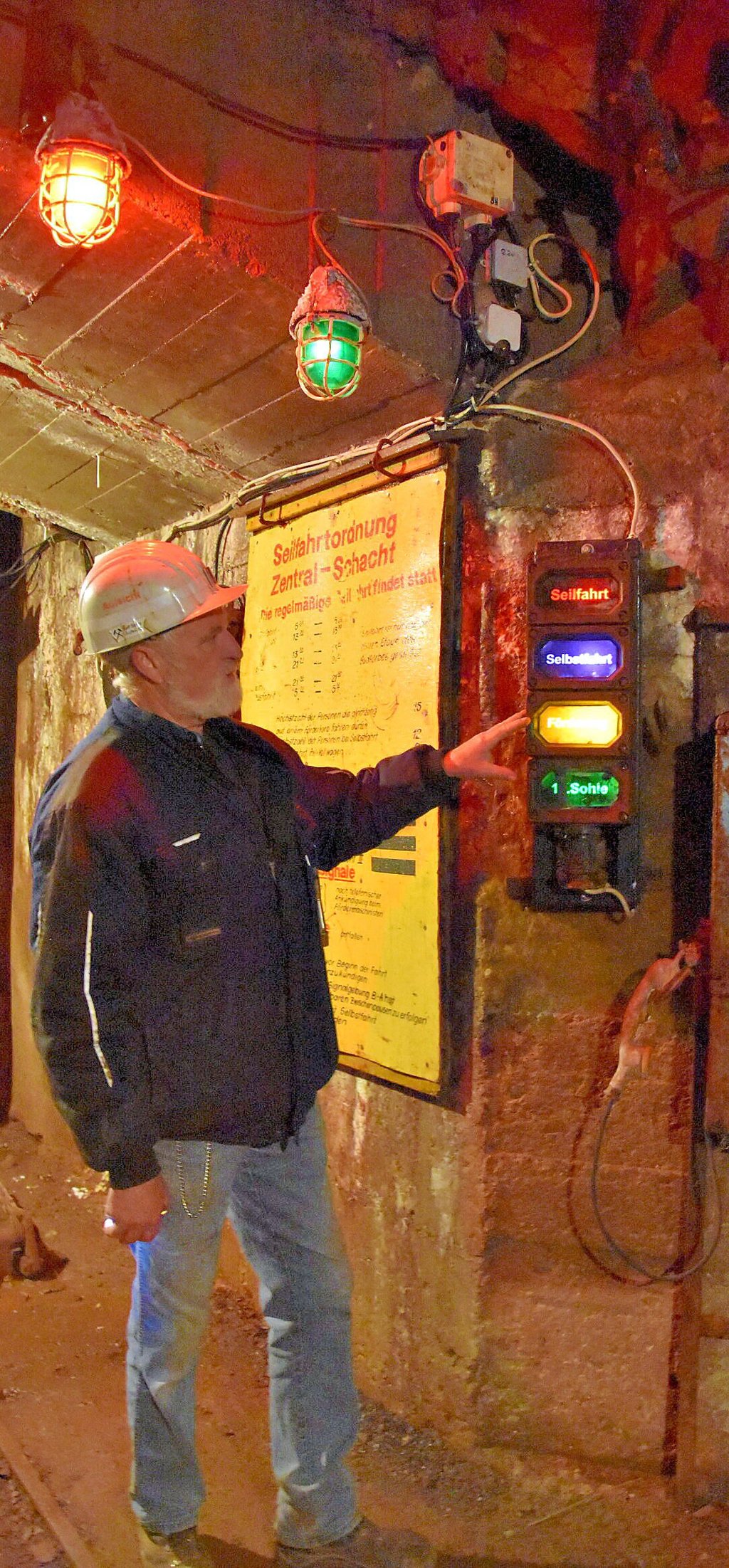Am Füllort im Schaubergwerk sind die Signalanlage und die Beleuchtung erneuert worden. Mitarbeiter Ralf Selle erklärt, wie sie funktionieren.