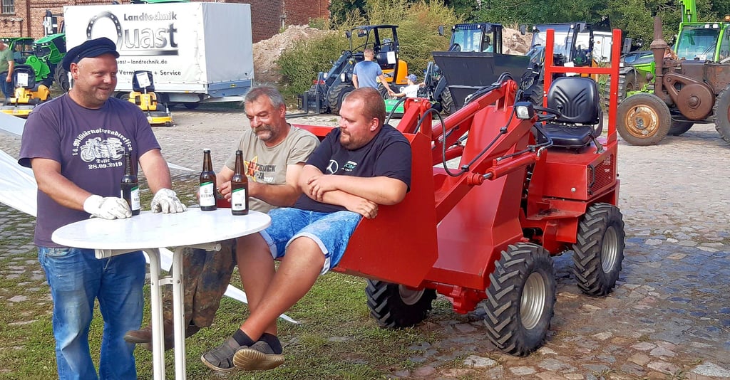 Oldtimerfreunde bei einem Treffen in Iden.