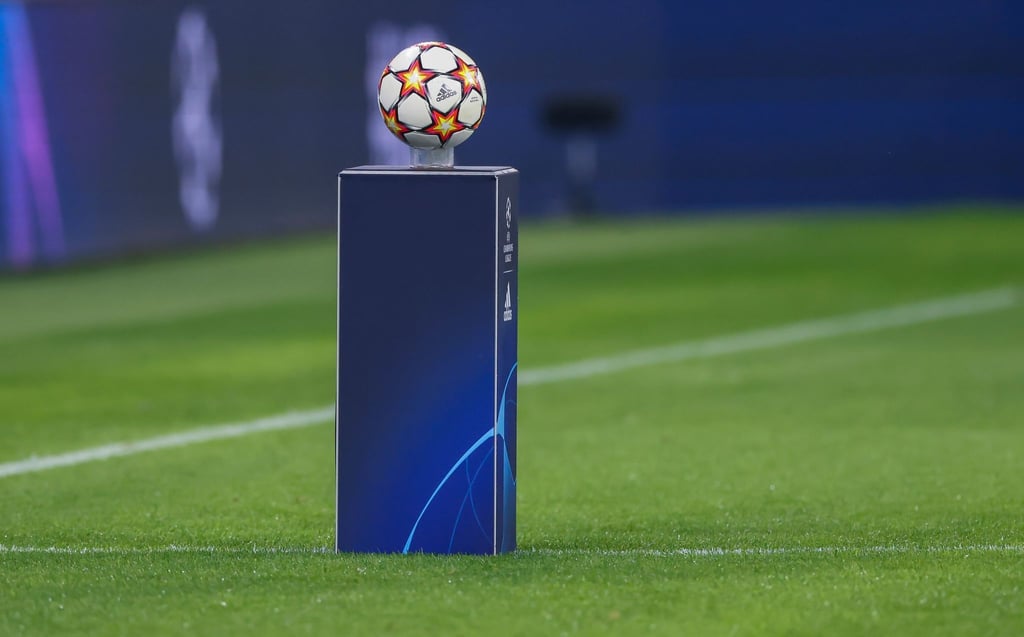 Champions League: Der Spielball liegt auf einer Stele.