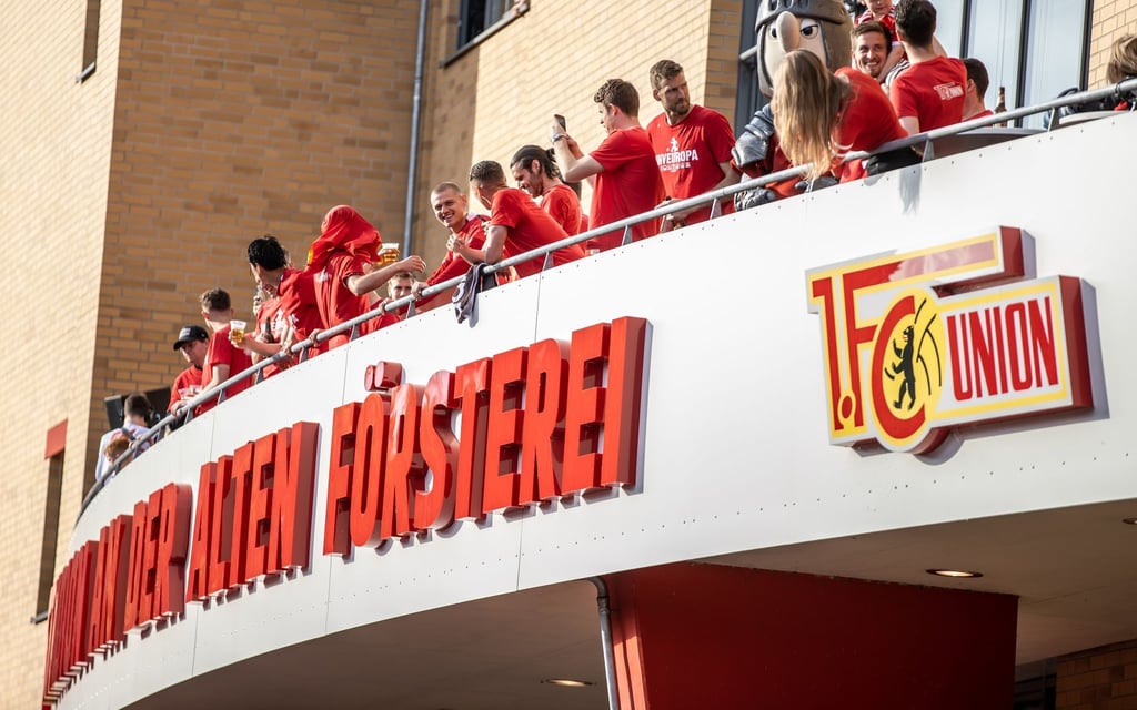 Die Mannschaft des 1. FC Union Berlin präsentiert sich den Fans auf dem Balkon an der Alten Försterei.