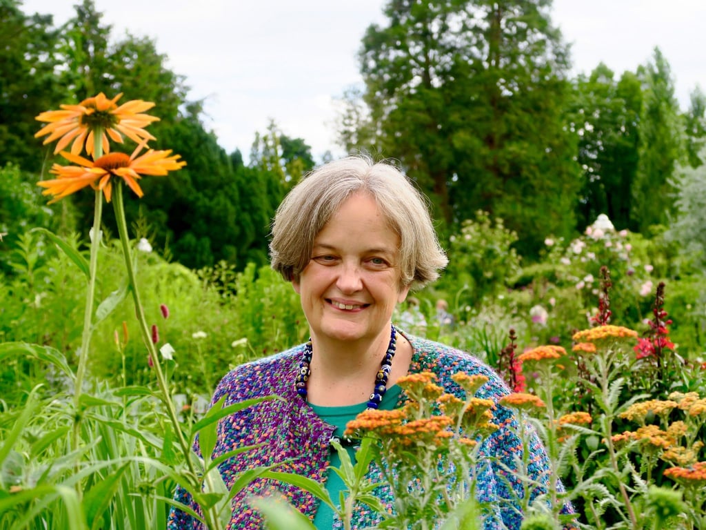 Isabelle Van Groeningen ist Gartenhistorikerin, Leiterin der Königlichen Gartenakademie in Berlin und Trägerin des Deutschen Gartenbuchpreises 2022.