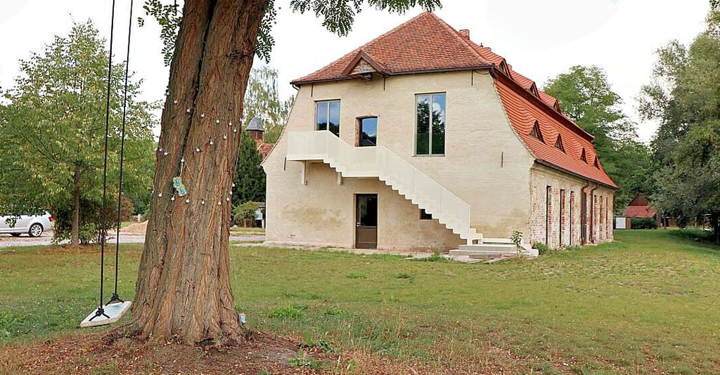 Im Alten Brauhaus in Briest ist das Café am See zu finden. Dort wird an Pfingsten auch eine Lesung stattfinden.