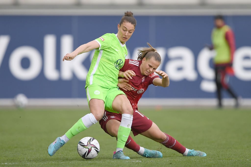 Felicitas Rauch (l) bleibt beim VfL Wolfsburg.