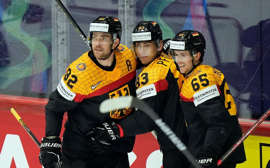 Leonhard Pföderl (M) aus Deutschland jubelt mit seinen Teamkollegen Marcel Noebels (l) und Marc Michaelis über sein Tor im WM-Spiel gegen Frankreich.