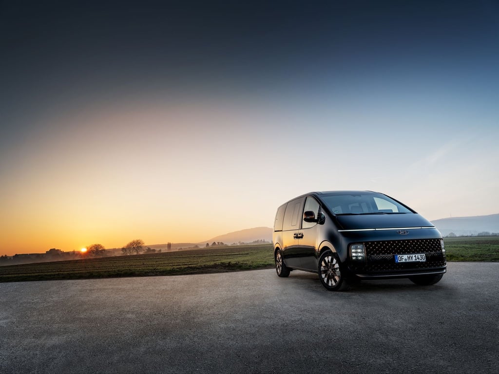 Mit seinem spacigen Design gibt sich der Hyundai Staria wie ein Fahrzeug von morgen. Sein Antrieb, ein 2,2-Liter große Diesel, scheint dagegen eher rückwärtsgewandt.