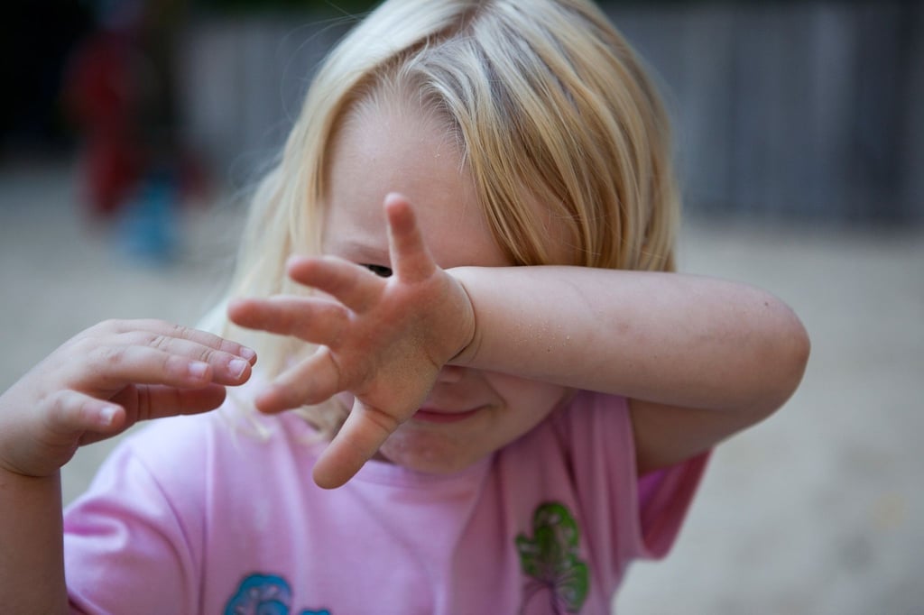 Kinder haben ihr eigenes Köpfchen. Um ein trotziges Kind aus der Frustfalle zu locken, hilft manchmal nur kreative Ablenkung oder ein bisschen Quatsch.