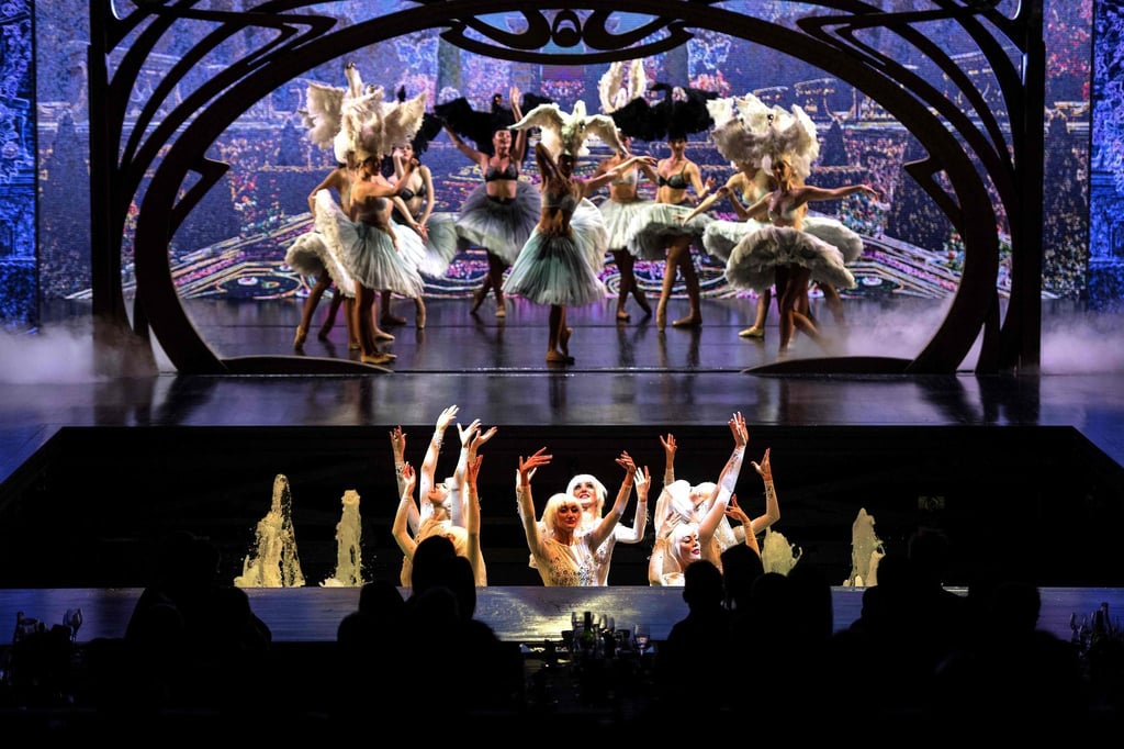 Tänzerinnen im Cabaret Lido in Paris.