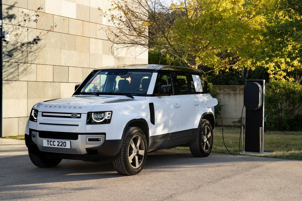 Die E-Maschine des Defender wird mit einem 2,0 Liter großen Vierzylinder mit 221 kW/300 PS kombiniert. Als Zwischenspeicher dient eine Batterie von 15,4 kWh.