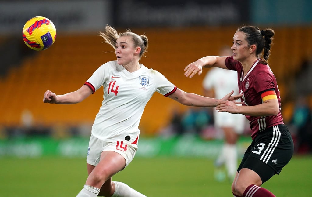 Spielt zukünftig auch in der Bundesliga: Die englische Nationalspielerin Georgia Stanway (l).