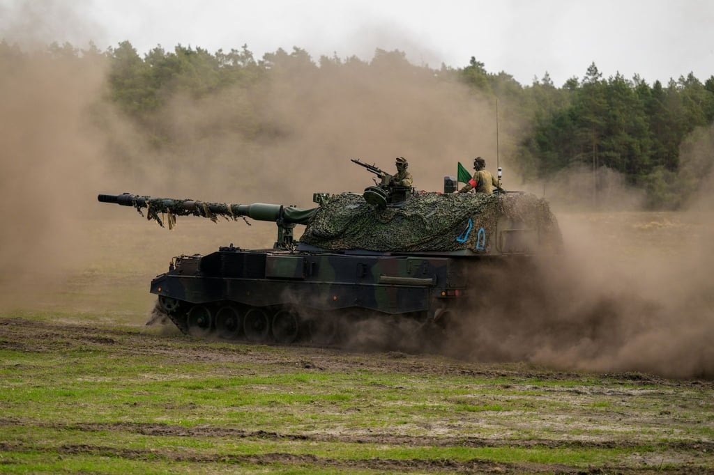 Eine Panzerhaubitze 2000 der Bundeswehr fährt auf einem Übungsplatz. Scholz hatte die Aufrüstung der Bundeswehr als Konsequenz aus dem russischen Angriff auf die Ukraine angekündigt.