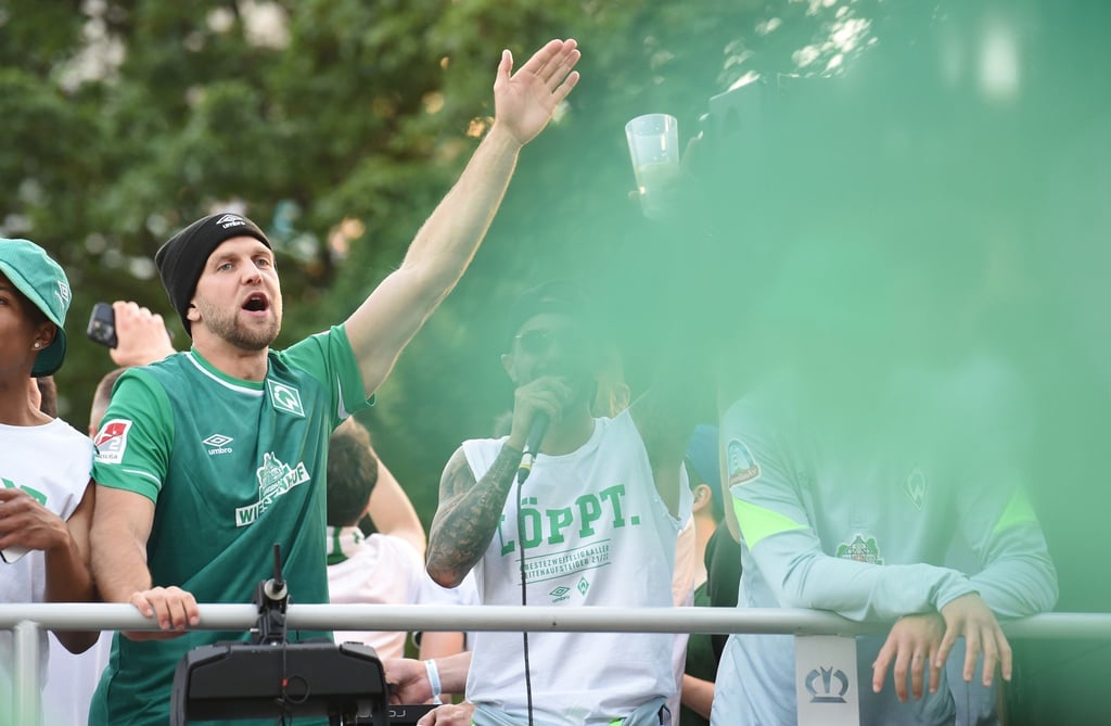 Die Werder-Profis um Niclas Füllkrug (l) ließen es krachen.