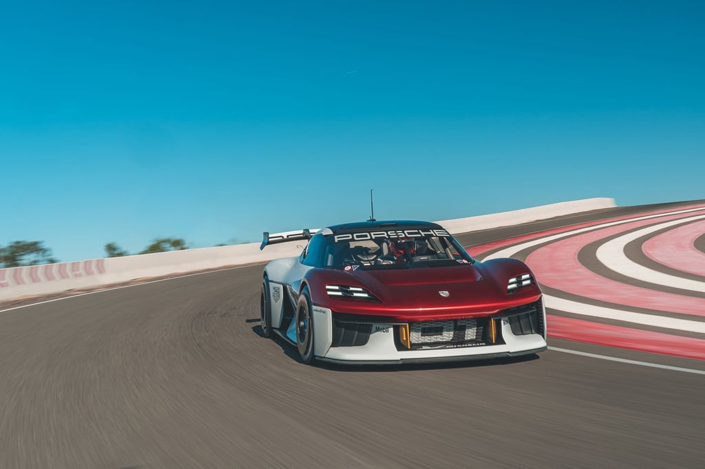 Noch gibt es den Mission R lediglich als Testwagen für die Rennstrecke. Doch Porsche dürfte die Studie auch als Vorlage für einen elektrischen Straßensportwagen nutzen.