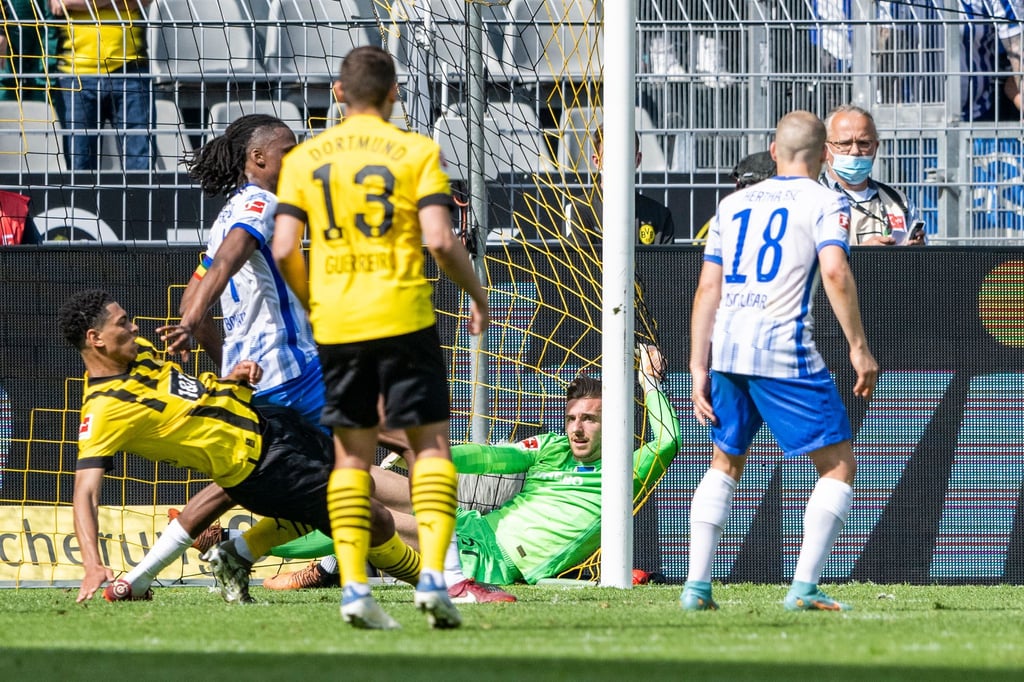 Herthas Torwart Marcel Lotka prallt in der Partie beim BVB bei einer Rettungstat gegen den Pfosten und landet im Tornetz.