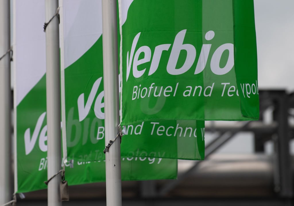 Das Logo des Biokraftstoffherstellers Verbio ist auf Fahnen zu sehen.