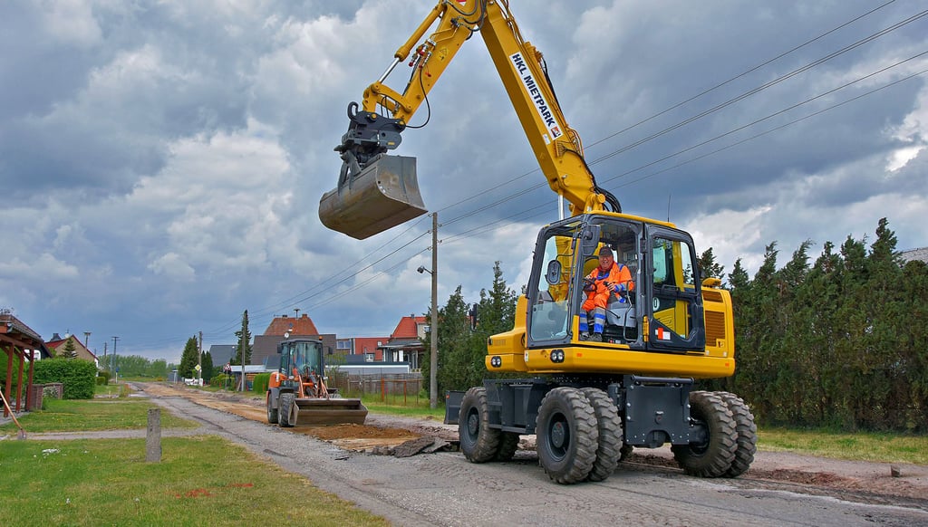Viele Jahre hat es gedauert. Jetzt wird mit schwerer Technik die Velsdorfer Straße in Calvörde grundhaft ausgebaut. Die Kosten für die Nebenanlagen sollen zu 10 Prozent auf die Gemeinde und zu 90 Prozent auf die Grundstücksbesitzer umgelegt werden. Anlieger protestieren.