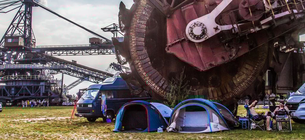 Durch den coronabedingten Ausfall von geplanten Veranstaltungen wurde 2020 das Gelände in Ferropolis zu einer Art Campingplatz verwandelt. Noch bis zum 7. Juni können hier am Gremminer See östlich von Dessau etwa Zelte aufgeschlagen werden.