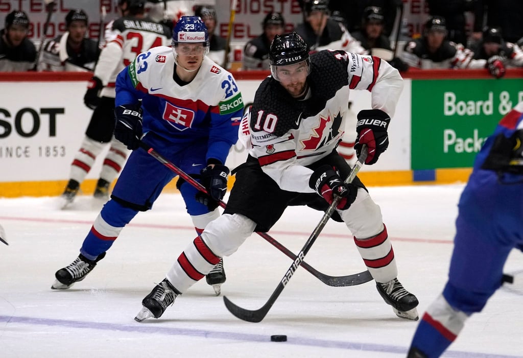 Nicolas Roy (r) aus Kanada führt den Puck im Vorrundenspiel gegen die Slowakei bei der Eishockey-WM in Finnland.