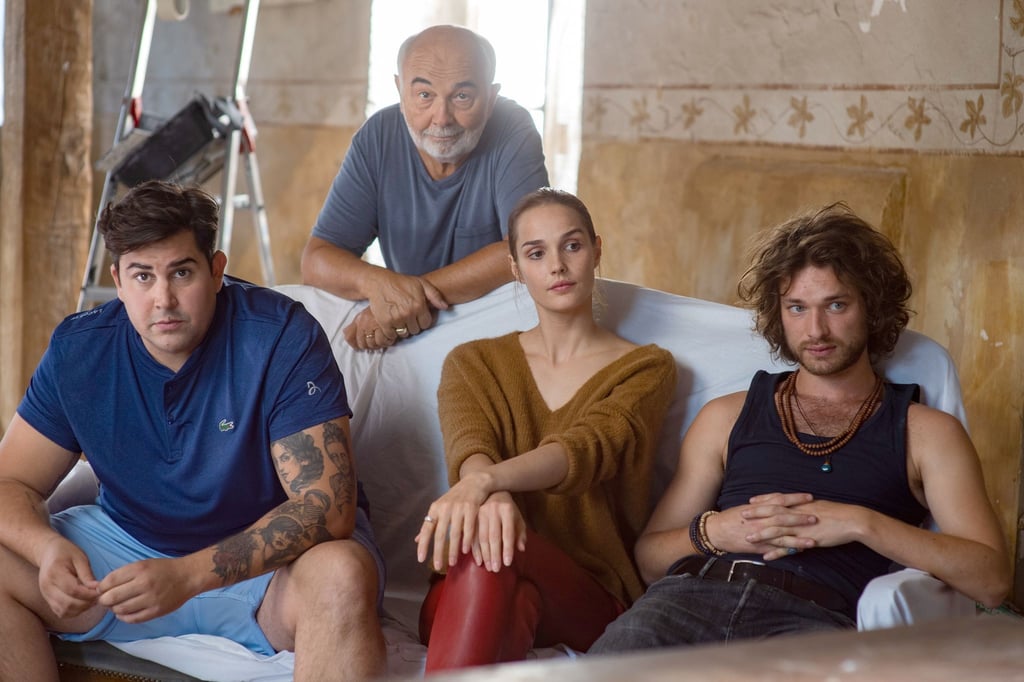 Artus (l-r) als Philippe Bartek, Gerard Jugnot als Francis Bartek, Camille Lou als Stella Bartek und Louka Meliava als Alexandre Bartek in einer Szene des Films "Meine schrecklich verwöhnte Familie".