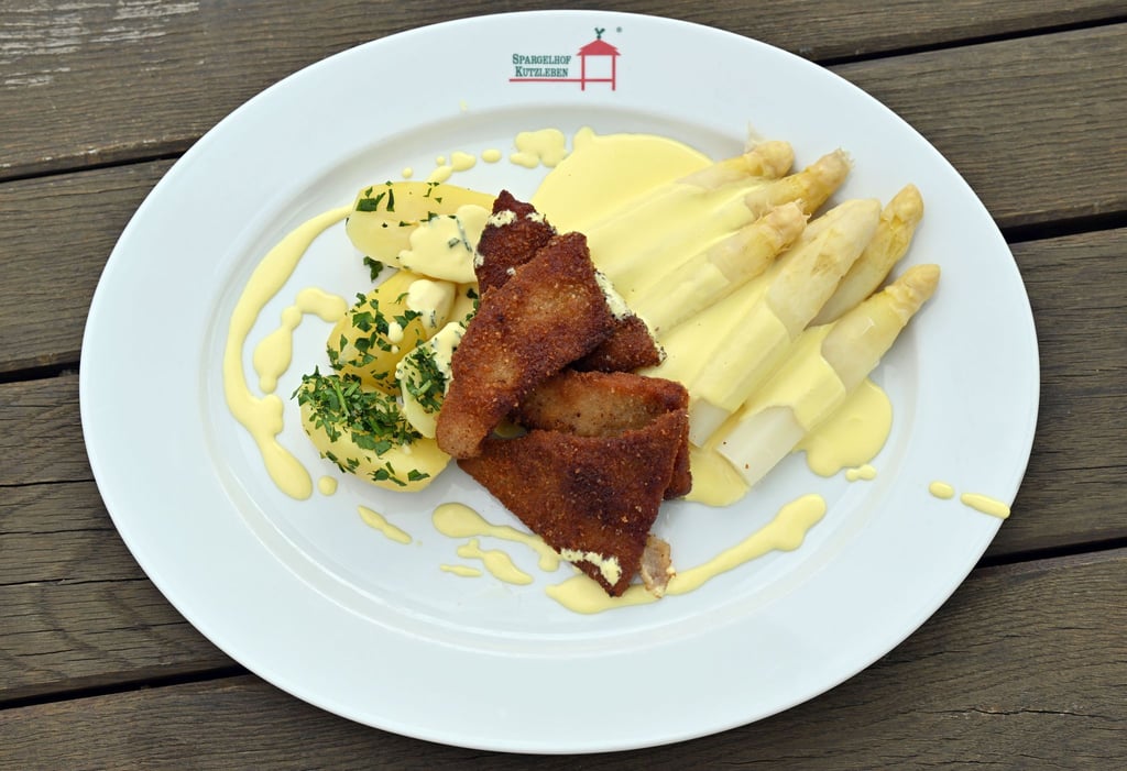Klassiker: Schnitzel, Spargel mit Sauce Hollandaise und Kartoffeln. Millionen Deutsche lieben Spargel. Viele rümpfen aber auch die Nase und können den jährlichen Hype nicht verstehen.