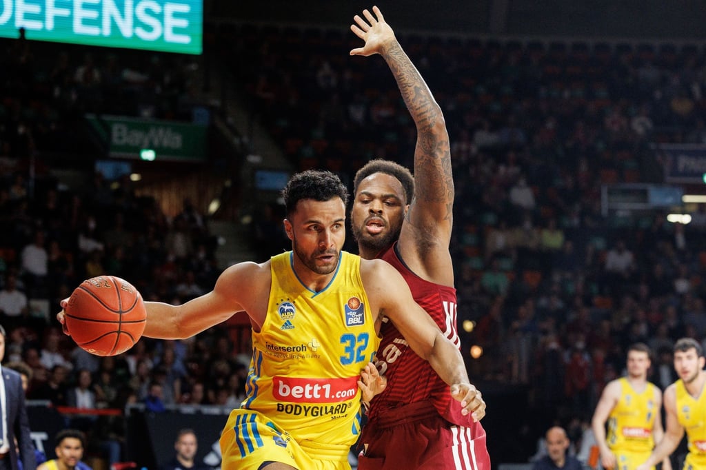 Johannes Thiemann (l) von Alba Berlin und Deshaun Thomas von Bayern München in Aktion.