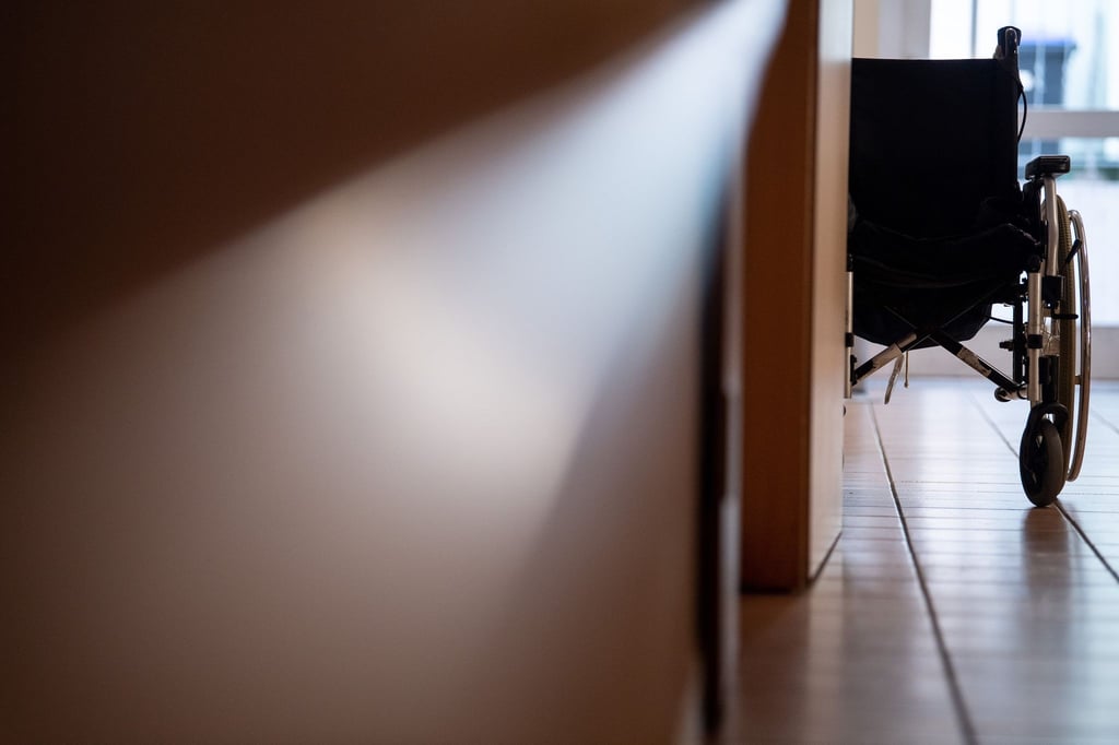 Seit Juni 2021 sind Einrichtungen für Menschen mit Behinderungen zu Schutzmaßnahmen verpflichtet. Dennoch erfahren einige Bewohner unterschiedliche Formen von Gewalt.