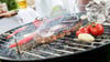 Steaks grillt man lieber nur kurz in der größten Hitze und parkt sie dann am kühleren Rand. Foto: Christin Klose/Symbol/