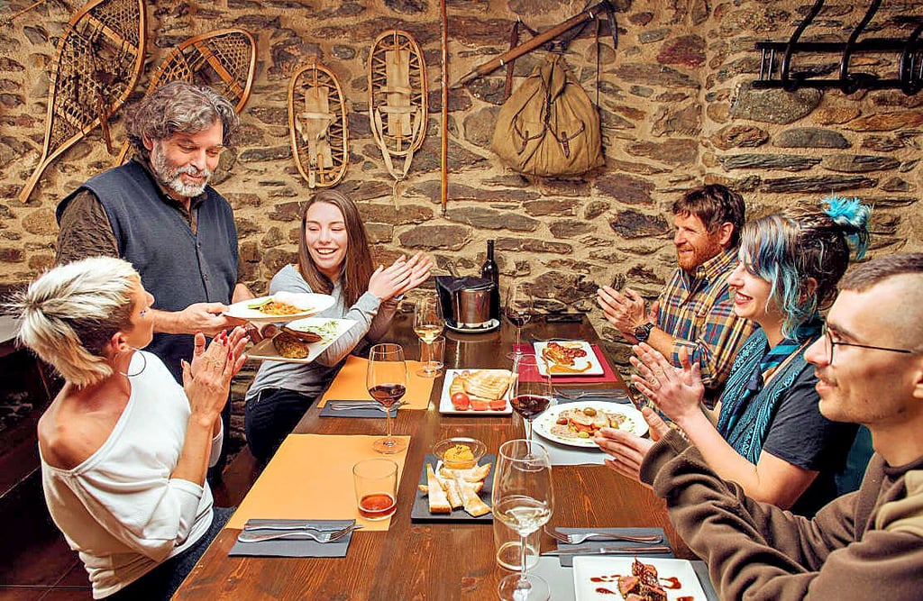 Bevor das Essen kommt, sind erst einmal drei Euro je Gast fällig – als Eintrittspreis fürs Restaurant.