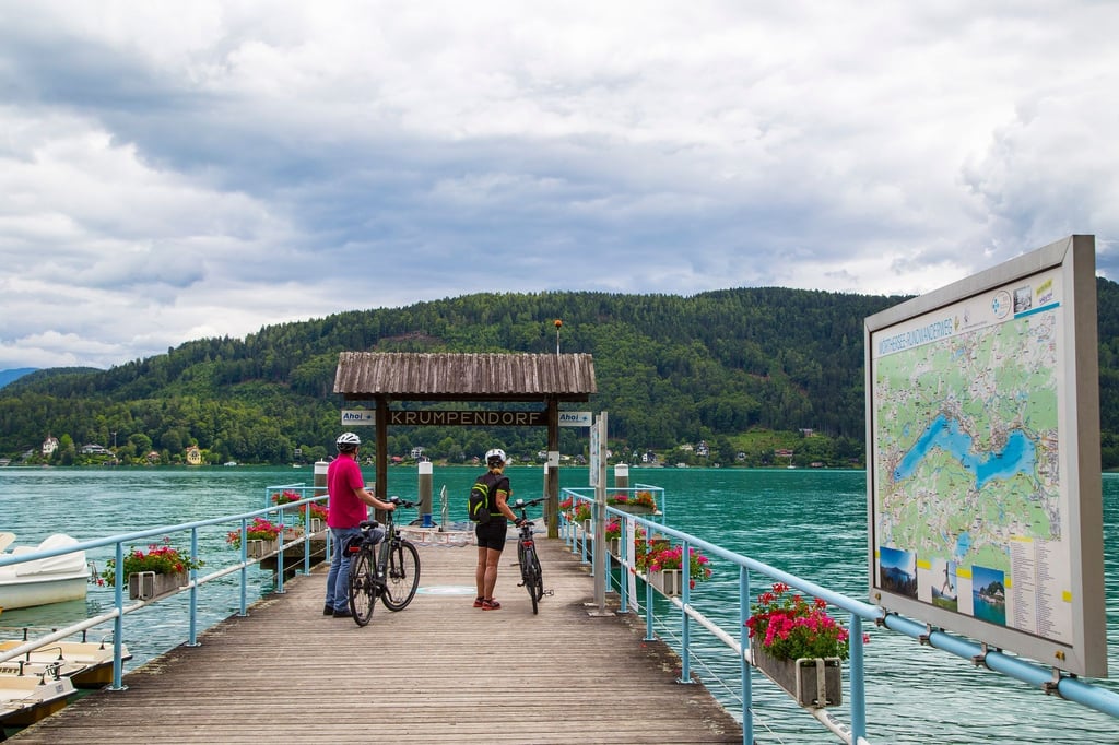 Der Radrundweg führt entlang von zehn Seen. Der Wörthersee ist der bekannteste unter ihnen.