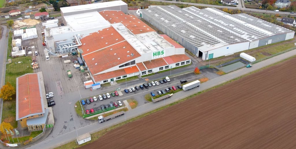 Blick auf das Betriebsgelände des Unternehmens Holzbausysteme HBS Berga. Seit einem Jahr werden hier Bauelemente aus Brettsperrholz hergestellt.