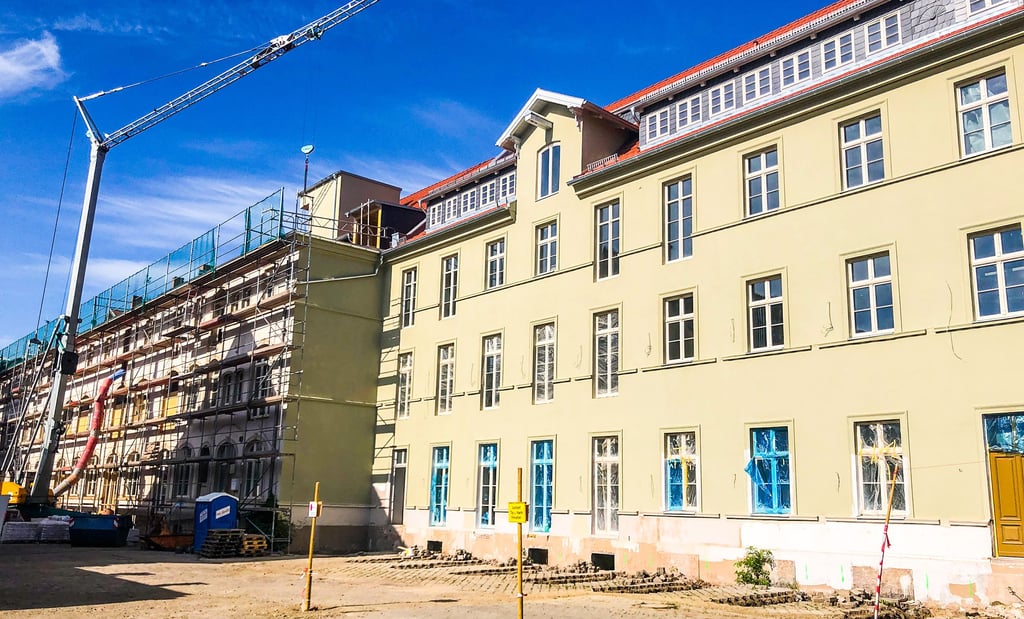 Wird gerade saniert: das zum einstigen Dippe-Hof im Neuen Weg gehörende Gebäude. Im vorderen Teil sind die Gerüste schon abgebaut.