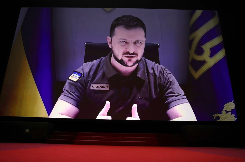 Der ukrainische Präsident Wolodymyr Selenskyj ist per Video zugeschaltet.