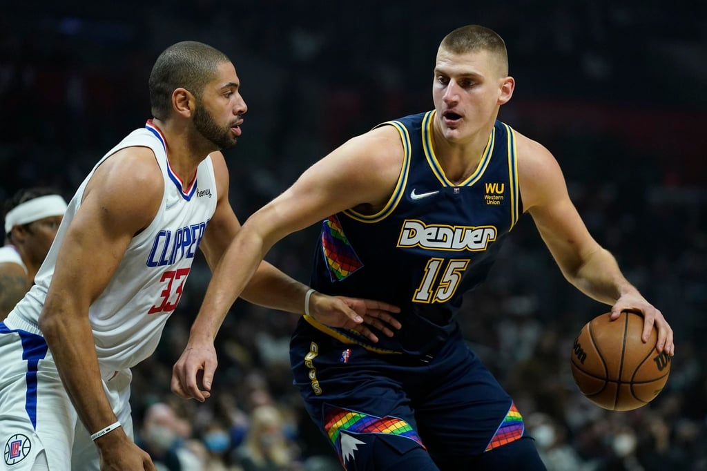 Clippers-Forward Nicolas Batum (33, l) verteidigt gegen Denver Nuggets-Center Nikola Jokic (15).