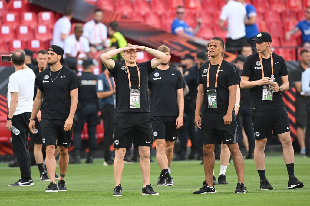 Die Eintracht-Spieler schauen sich vor dem Finale das Stadion an.