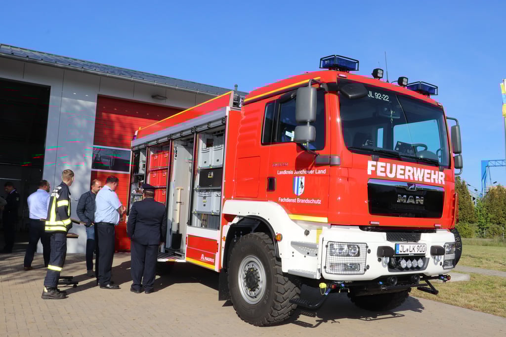 Das Spezialfahrzeug zur Bekämpfung von Wald- und Vegetationsbränden am Tag der Übergabe an die Feuerwehr in Parey.
