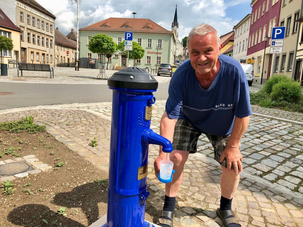 Friedhelm Rönicke testet den neuen Trinkwasserbrunnen in Osterfeld, der am Dienstag auf dem Markt eingeweiht wurde.