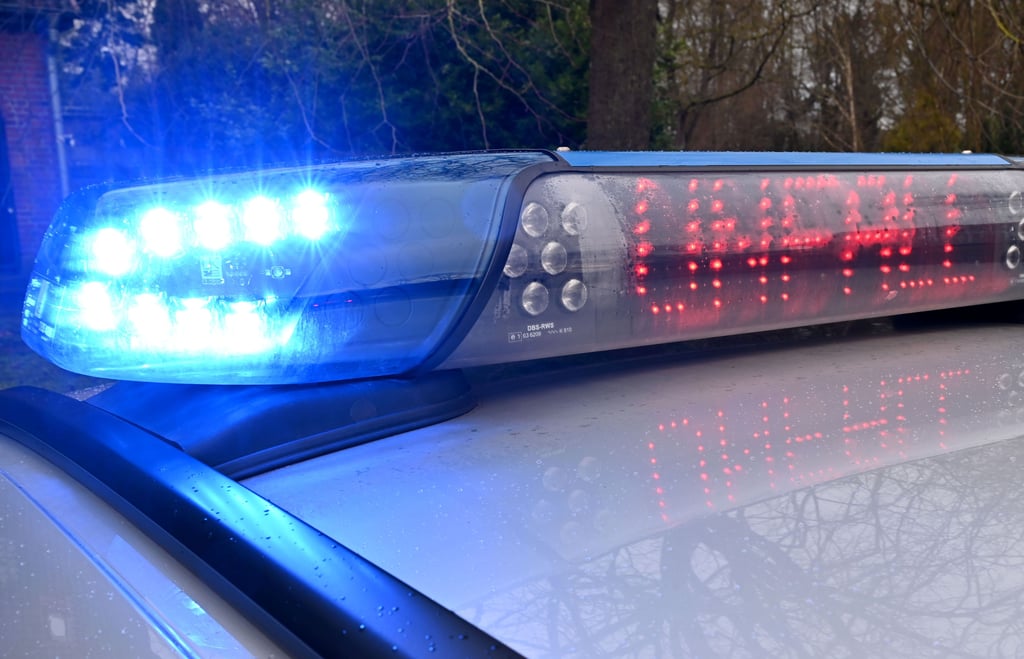 Die Landesstraße 85 zwischen Schackstedt und Alsleben ist nach einem tödlichen Unfall seit Stunden gesperrt.