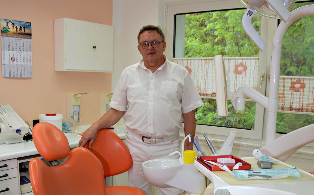 Zahnarzt Norbert Schulz in einem Behandlungsraum seiner Klötzer Praxis. Diese wird Ende Juni schließen, der Betrieb endet bereits rund zwei Wochen vorher. 