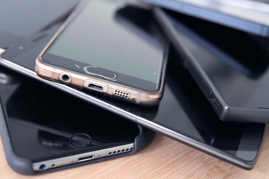 Wer sein altes Smartphone entsorgen möchte, sollte darauf achten, in welcher Tonne es landet.