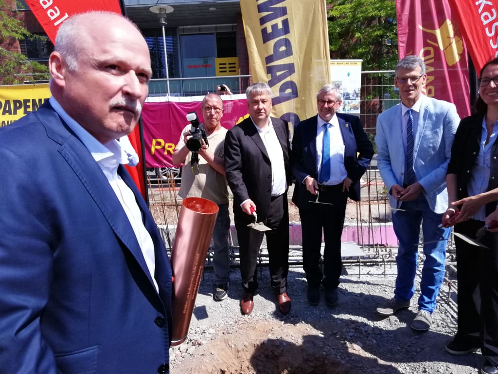 Mit Zeitkapsel: Grundsteinlegung für die neue Seniorenresidenz am Hallorenring in Halle
