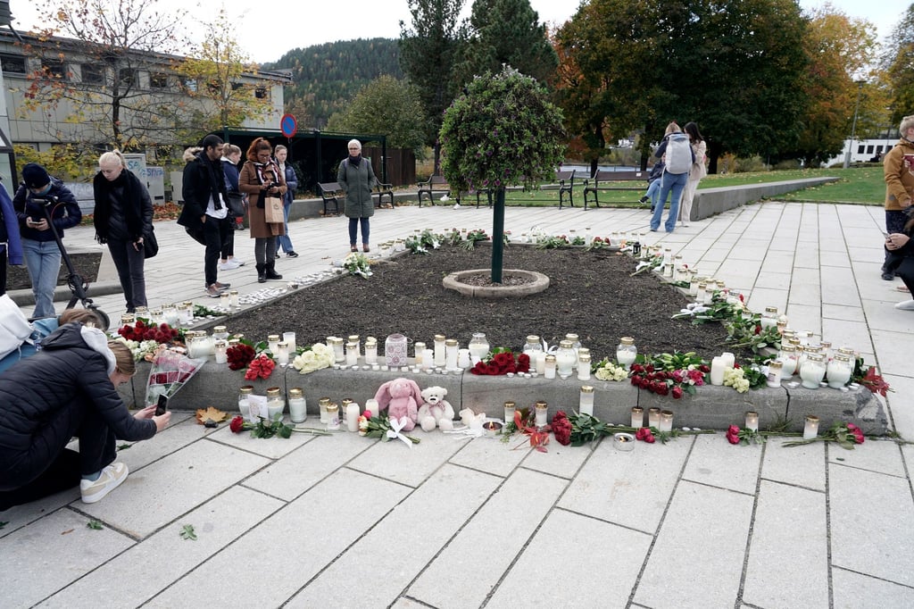 Blumen und Kerzen im Oktober 2021 im norwegischen Kongsberg, nachdem ein Mann mehrere Menschen mit Pfeil und Bogen sowie Messern getötet hatte.