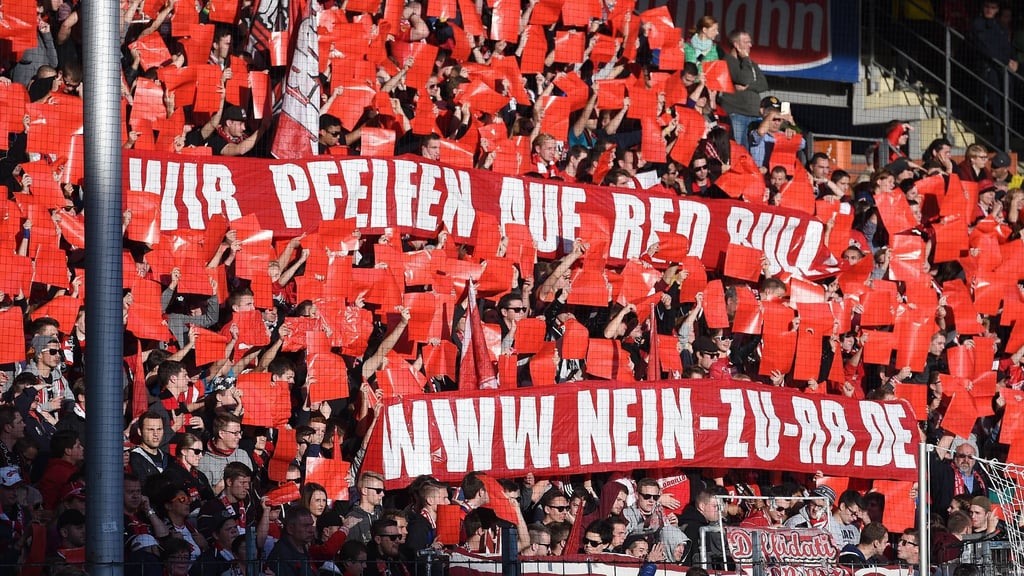 Protest gegen RB Leipzig gab es beim SC Freiburg bereits in der 2. Liga: Banner aus dem Jahr 2014.