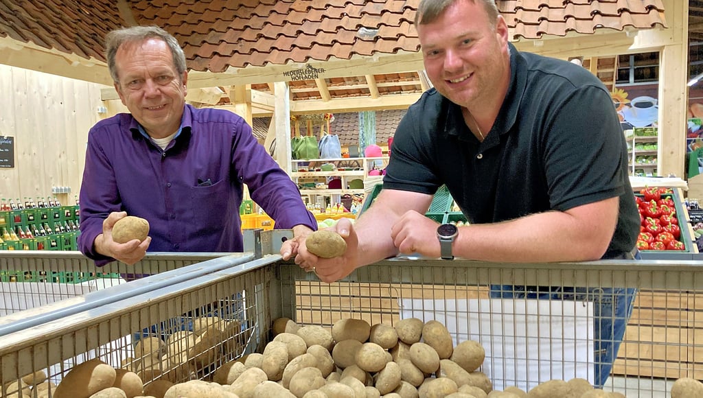 Der Hederslebener Hofladen erweitert sein Angebot und seine Verkaufsfläche. Lutz Trautmann (l.) mit dem technischen Leiter und dem Verantwortlichen für den Hofladen Tony Wellhausen. Acht bis zehn Sorten Kartoffeln sind hier je nach Saison im Angebot.