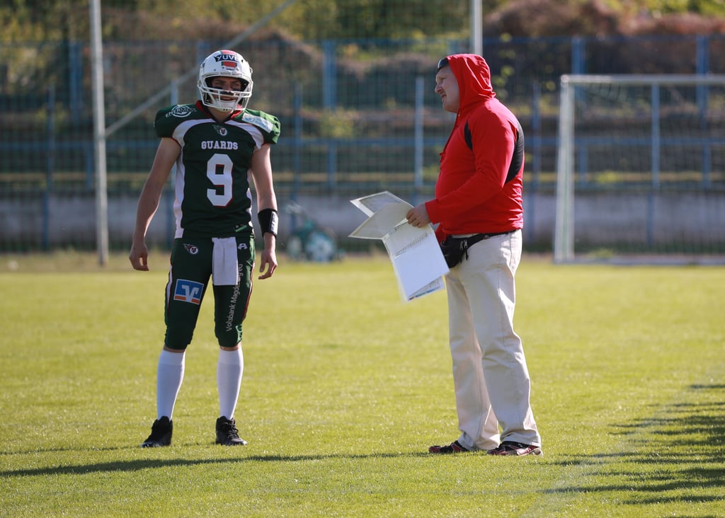 Jung, frisch und erfolgreich: die Virgin Guards um Quarterback Friedemann Schlicht (l.). Sein Trainer Harald Voelkel ist mit zwei Siegen zum Start in die Regionalliga Ost ebenfalls zufrieden.