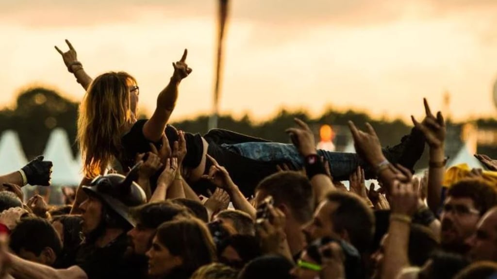 Das eigentlich ausverkaufte Rockharz-Festival stellt schon in wenigen Tagen Tagestickets zur Verfügung. Für welche Tage es die Karten gibt, wie viele verfügbar sind und wann und wo sie erworben werden können, verraten wir. Symbolbild: