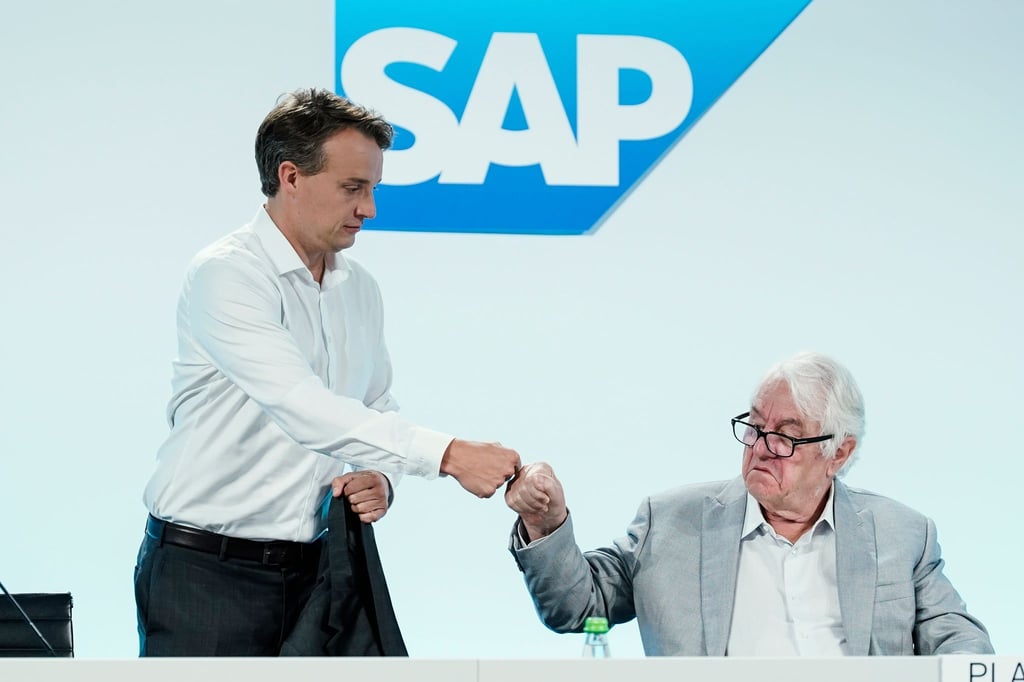 Hasso Plattner (r), Vorsitzender des Aufsichtsrats der SAP SE, und Christian Klein, Vorstandssprecher des Softwarekonzerns SAP, begrüßen sich vor der Hauptversammlung des Softwarekonzerns SAP.