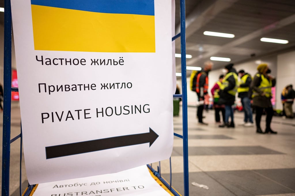 Schilder am Berliner Hauptbahnhof weisen auf Übernachtungsmöglichkeiten in Privathaushalten hin.