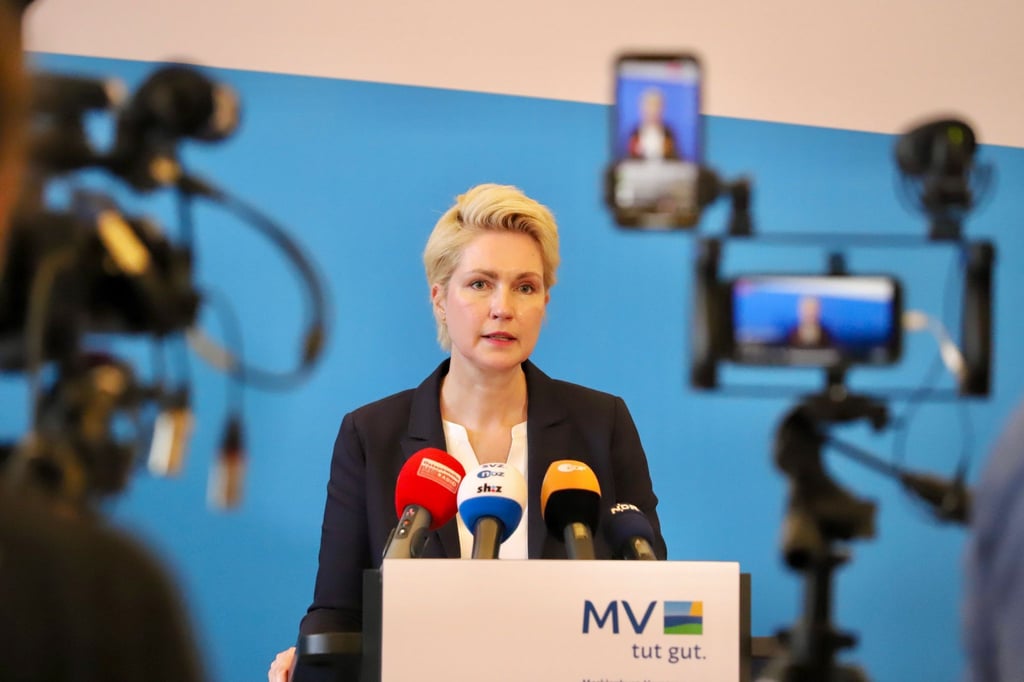 Manuela Schwesig (SPD), Ministerpräsidentin von Mecklenburg-Vorpommern, beantwortet bei einer Pressekonferenz in Schwerin die Fragen von Journalisten.