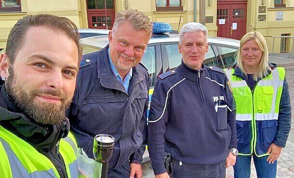 Im Einsatz gegen Randale und Vandalismus in Barleben: Polizisten und Mitarbeiter vom Ordnungsamt gehen gemeinsam auf Streife.