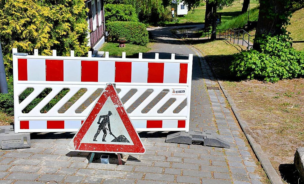 Baustelle im Professor-Halbfaß-Weg in Arendsee – dort wird ein neuer Poller gesetzt.